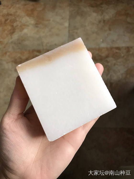 手镯出坯过程，刚刚切开，出圈后果然更白，白度一级，细度过肉眼，内径56。_手镯和田玉