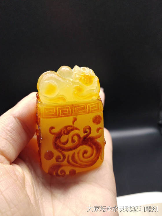 刚雕刻好，仿古龙凤佩……俏皮的感觉如来？_雕刻琥珀蜜蜡