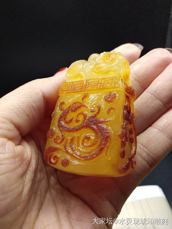 刚雕刻好，仿古龙凤佩……俏皮的感觉如来？_雕刻琥珀蜜蜡