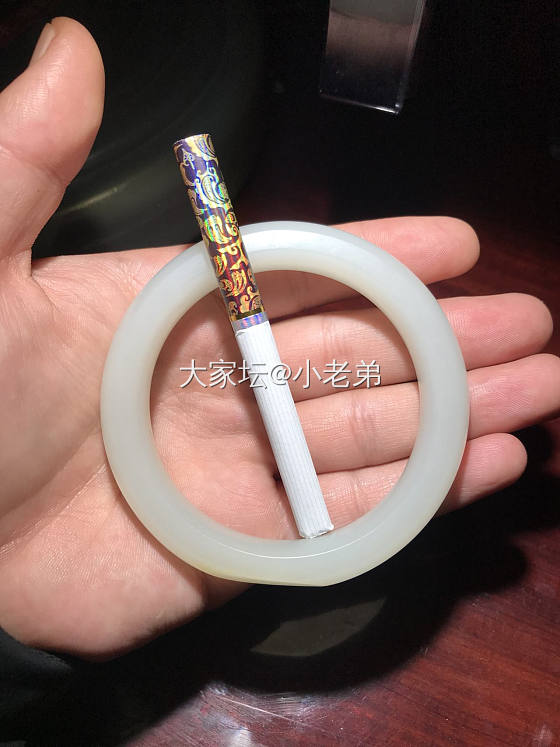 有瑕疵的手镯也很贵！_和田玉手镯