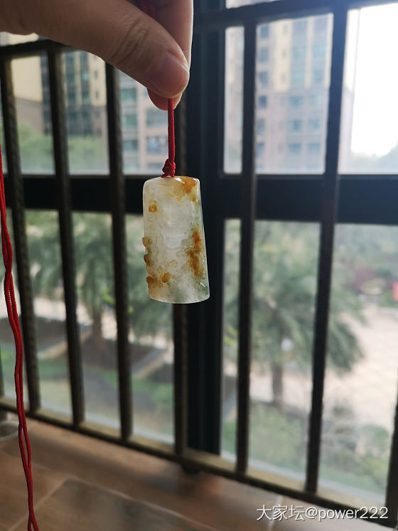 厚度超过10的牌子，被那一抹黄色吸引。_挂件翡翠