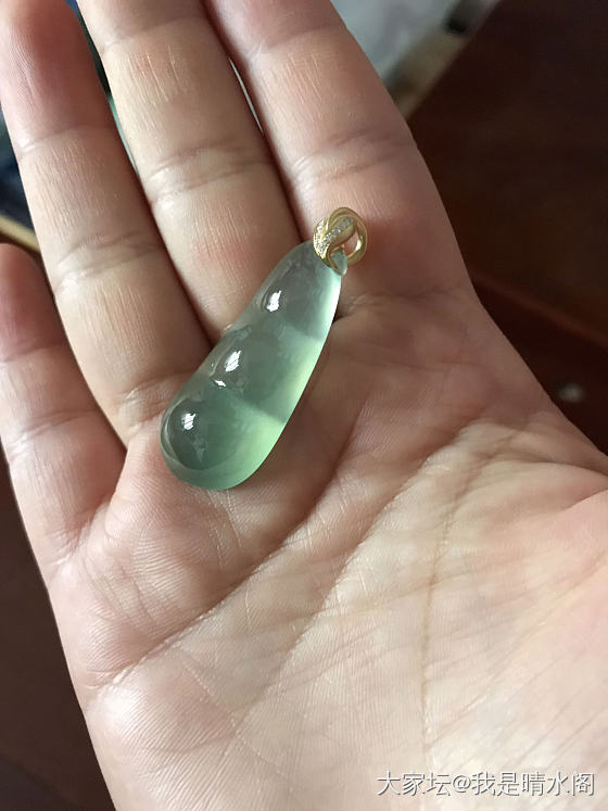 年末去市场转了一周，没啥新货，逛的人也少，目前部分档口已关门回家了过年了，价格方..._手镯挂件翡翠
