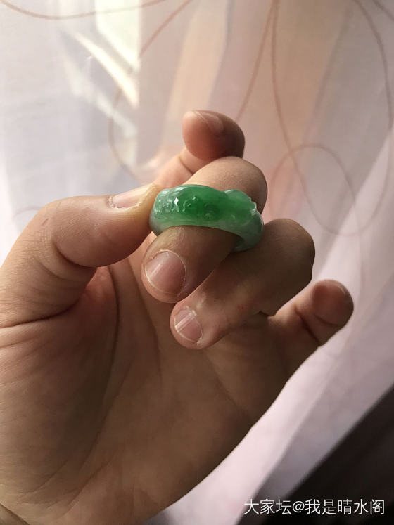 年末去市场转了一周，没啥新货，逛的人也少，目前部分档口已关门回家了过年了，价格方..._手镯挂件翡翠