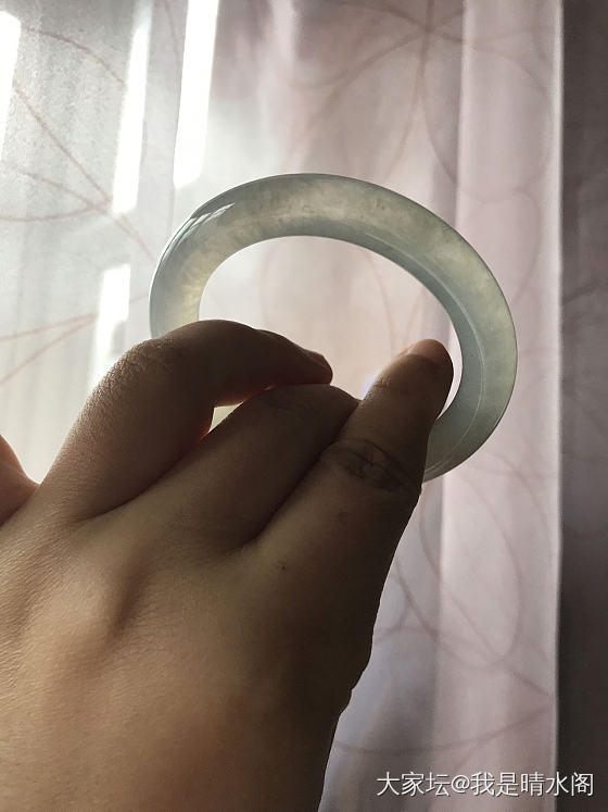 年末去市场转了一周，没啥新货，逛的人也少，目前部分档口已关门回家了过年了，价格方..._手镯挂件翡翠