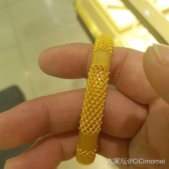 新买的镯镯，给大家掌掌眼，36岁的生日礼物呢!_手镯金