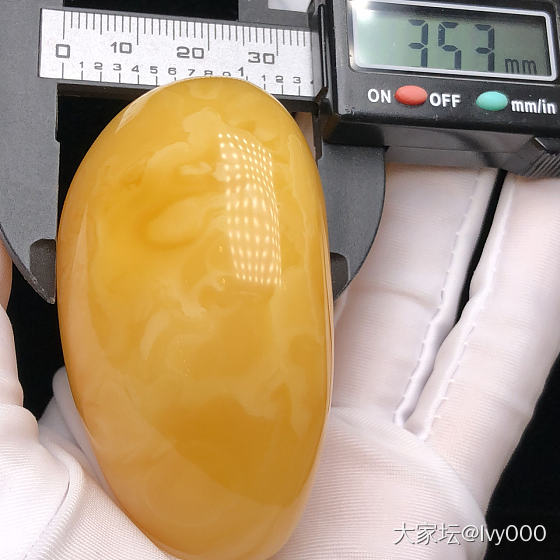 68.66克！精品鸡油黄蜜蜡大吊坠！颜色完美、蜡质超级浓郁饱满、像极了一枚大蛋黄..._琥珀蜜蜡