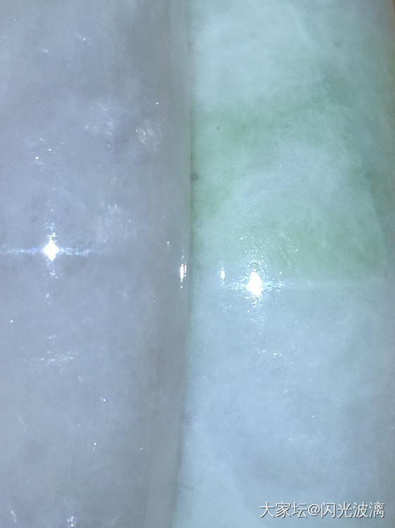 两个翡翠手镯用放大镜拍的图。_翡翠