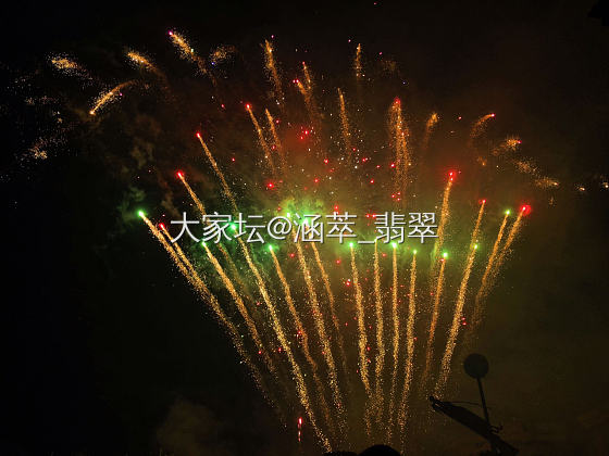 今日份烟花
小时候最期待过年
烟花也是年味儿之一
乔林舞龙烟花