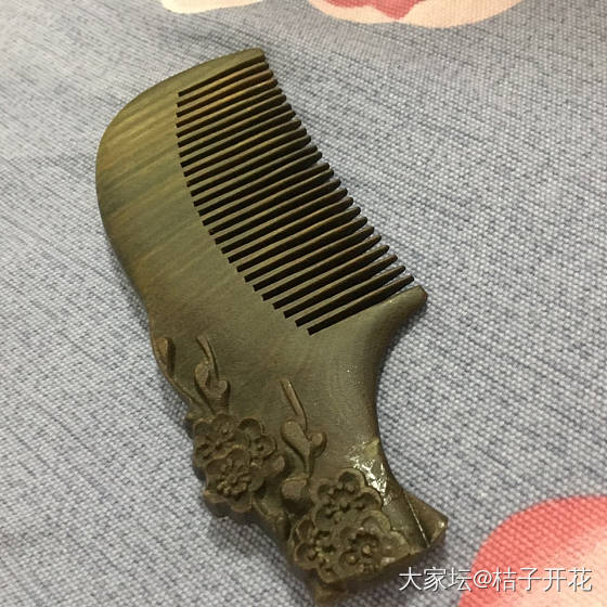 我想买一把雕花的绿檀木梳_梳子木