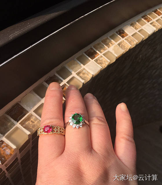 艳绿色柱晶石和沙弗莱的对比_镁柱晶石刻面宝石沙弗莱少见宝石