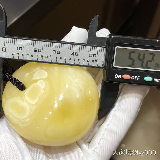 48.1克！白蜜公主扣，两面均可佩戴！轻搓香味非常浓郁！无杂裂！_琥珀蜜蜡
