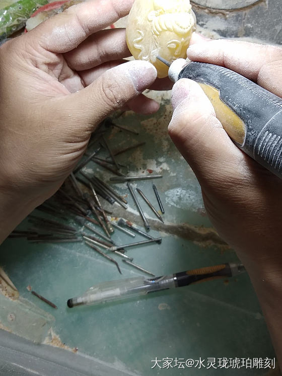 雕刻蜜蜡十几年了，观士音……_雕刻