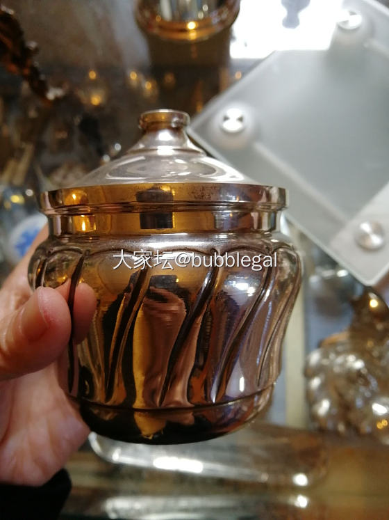 不是什么贵货但是胜在工艺还不错 挺精美的～
古董银器皿按克重和现在的银价来估价是..._银