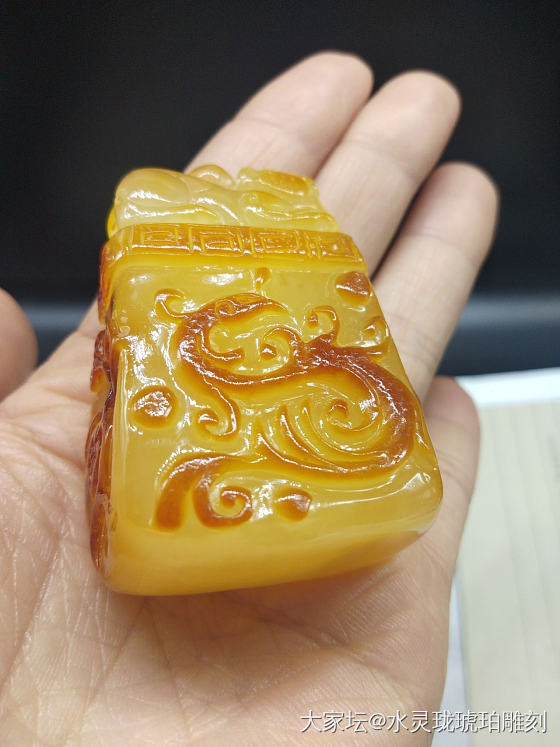 刚雕刻好，仿古龙凤佩……俏皮的感觉如来？_雕刻琥珀蜜蜡