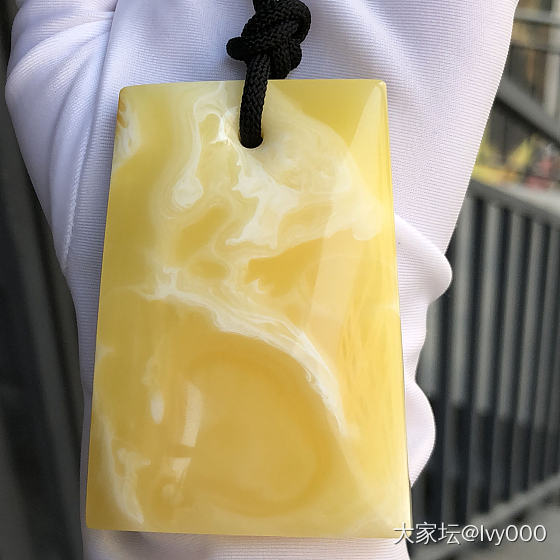 新品🎉🎉
44.23克！俄料顶级黄白花蜡平安无事牌子，蜡质浓厚到顶，纹路清晰妖孽..._琥珀蜜蜡