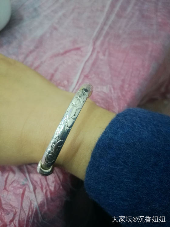这是只老的银镯子，是妈妈干妈给的(妈妈今年70呢）原本是一对，送了一只给妈妈，还..._银