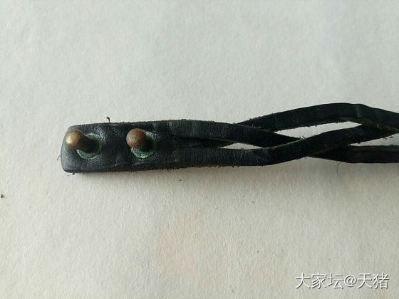 愚钝 百思不得其解

早些年玩的一条手腕皮绳，最近找出来一看，就感到很怪异，本来..._手工diy手链