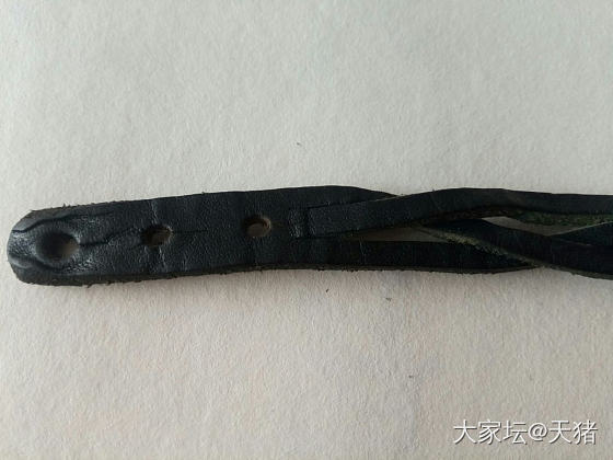 愚钝 百思不得其解

早些年玩的一条手腕皮绳，最近找出来一看，就感到很怪异，本来..._手工diy手链