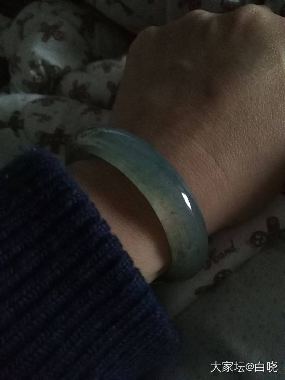 一直想入一个翡翠镯子，1万左右，但是一直碰不见心仪的，这个价格能买的什么种水呢！_手镯翡翠