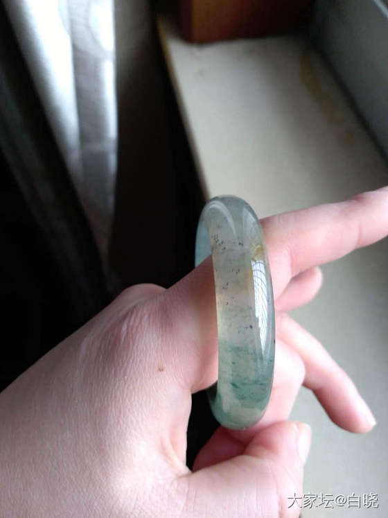 一直想入一个翡翠镯子，1万左右，但是一直碰不见心仪的，这个价格能买的什么种水呢！_手镯翡翠