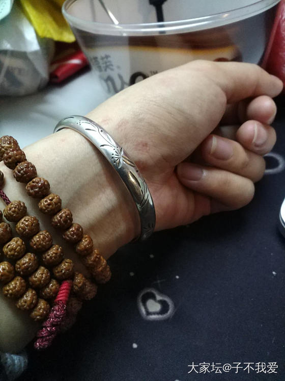 盆友们，晒晒你们手上好看的银手镯呗。最近想打手镯，简单点的款式。_手镯银
