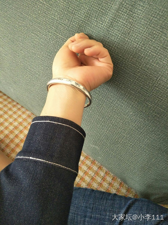 盆友们，晒晒你们手上好看的银手镯呗。最近想打手镯，简单点的款式。_手镯银