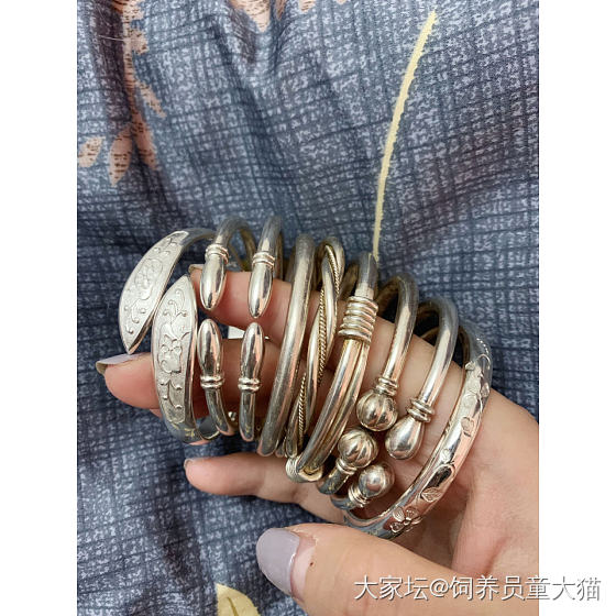 盆友们，晒晒你们手上好看的银手镯呗。最近想打手镯，简单点的款式。_手镯银