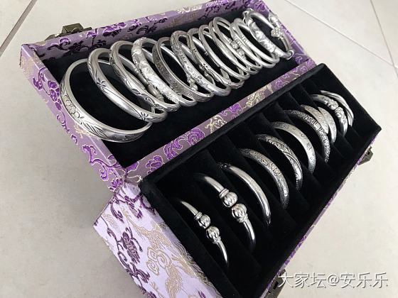 盆友们，晒晒你们手上好看的银手镯呗。最近想打手镯，简单点的款式。_手镯银