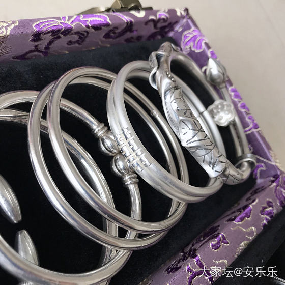 盆友们，晒晒你们手上好看的银手镯呗。最近想打手镯，简单点的款式。_手镯银