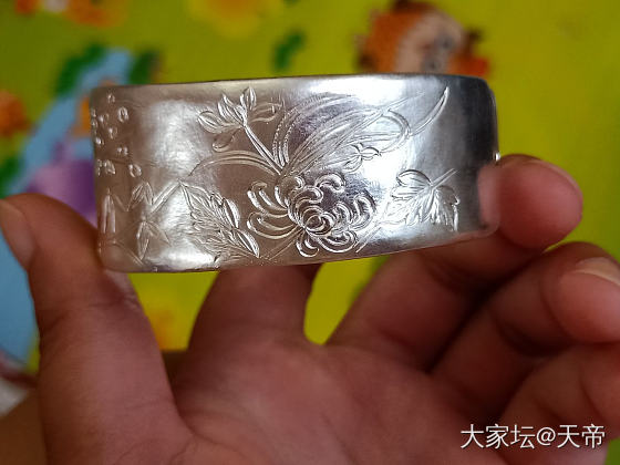 盆友们，晒晒你们手上好看的银手镯呗。最近想打手镯，简单点的款式。_手镯银