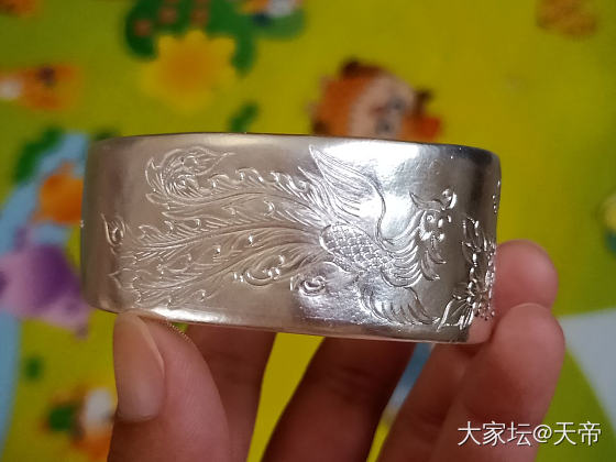 盆友们，晒晒你们手上好看的银手镯呗。最近想打手镯，简单点的款式。_手镯银