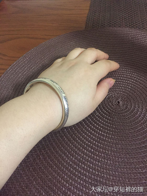 盆友们，晒晒你们手上好看的银手镯呗。最近想打手镯，简单点的款式。_手镯银