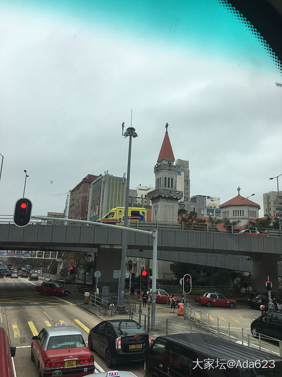 這天變得真快，等車時還陰雨綿綿上車一會就陽光普照，但天空還是烏雲密佈。_闲聊