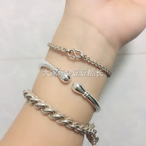 盆友们，晒晒你们手上好看的银手镯呗。最近想打手镯，简单点的款式。_手镯银
