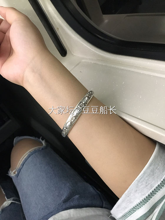 盆友们，晒晒你们手上好看的银手镯呗。最近想打手镯，简单点的款式。_手镯银