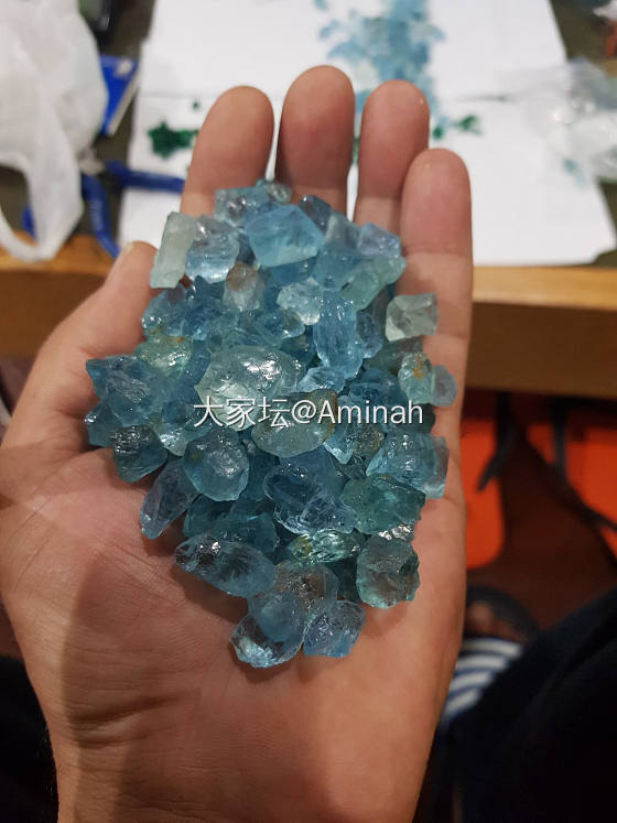 手捧一片海_彩色宝石