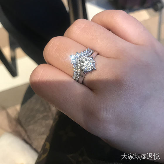 今天去商场随意逛 看到了一个潘多拉皇冠戒指，搭配钻戒觉得很好看呀嘿嘿_戒指钻石
