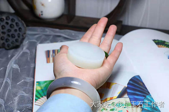 女人有时候也喜欢色_手镯和田玉