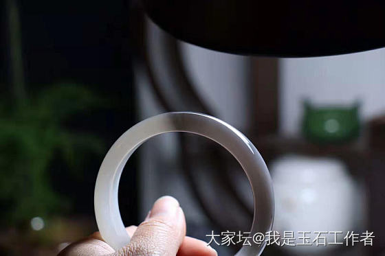 女人有时候也喜欢色_手镯和田玉