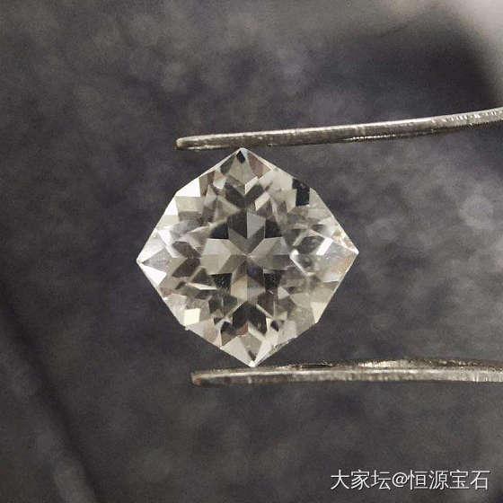 精度切割的八角星托帕石_托帕石