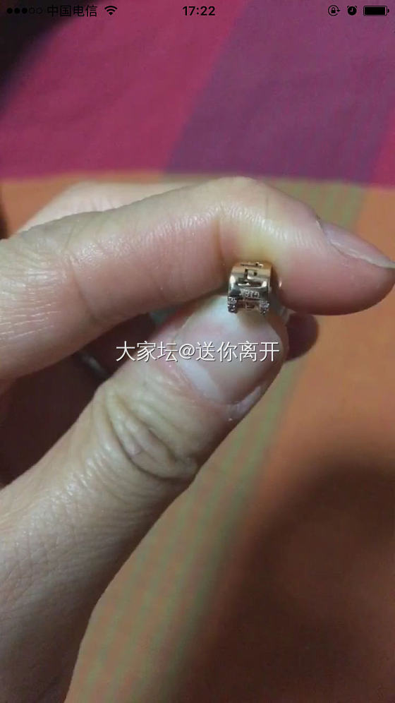 请大神们看看，这个是翡翠吗？如果不是为啥用18k金的扣头啊？_挂件翡翠