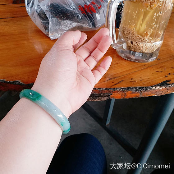 春光乍现，带镯子出来溜溜湾_手镯翡翠