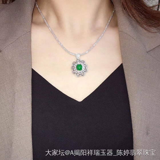 ☘️ 玩翠，自有千般乐趣…

      有一种偏爱，叫肌肤相亲

      携..._吊坠翡翠