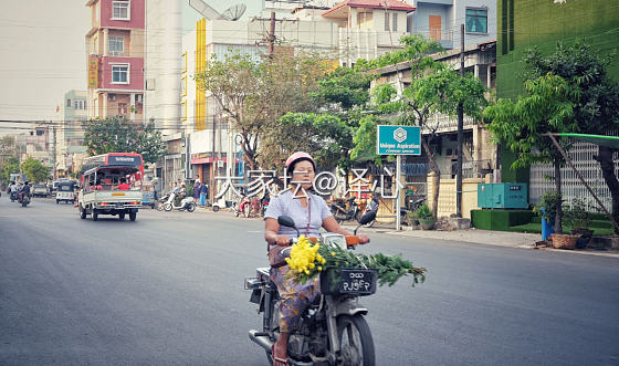 舟车劳顿的两天终于到宝石之都mogoke了，今儿开启学习之旅，小伙伴们正在收货。_缅甸彩色宝石