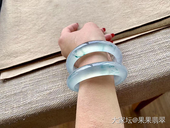 一生一镯足矣
高冰玻璃种飘花手镯_手镯翡翠