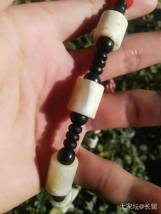 今天戴着这么一串锁骨链出门，有人说我这个是黄龙玉……😌