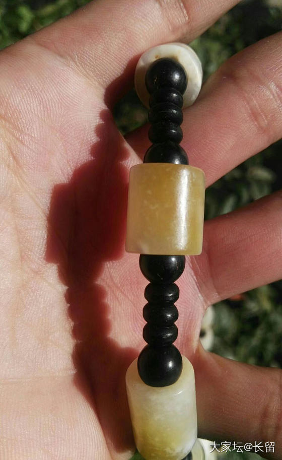 今天戴着这么一串锁骨链出门，有人说我这个是黄龙玉……😌