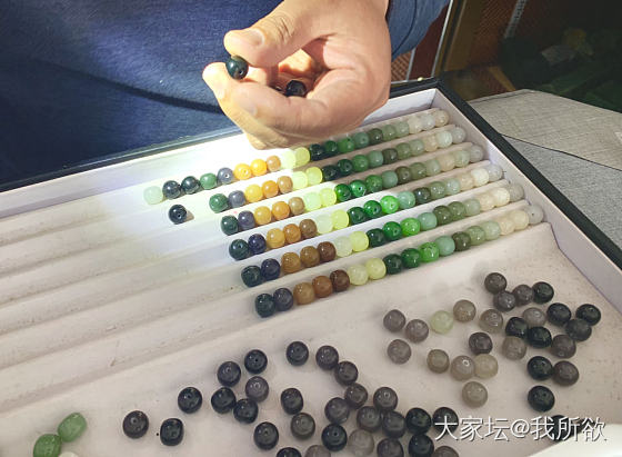 日常串珠，必须打强光检查每一颗，每批出来挑珠子挑的真心眼睛疼。
配够20个颜色真..._多宝和田玉