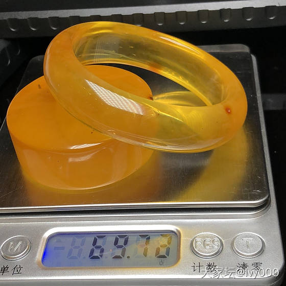 55.5圈口金飘蜜手镯、色泽金黄非常润色！品质如图细微微矿点没有影响
佩戴温婉清..._琥珀蜜蜡