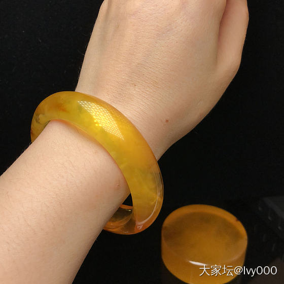 55.5圈口金飘蜜手镯、色泽金黄非常润色！品质如图细微微矿点没有影响
佩戴温婉清..._琥珀蜜蜡